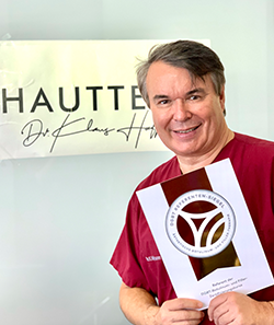 Dr. Hoffmann mit dem goldenen REFERENTEN Siegel der DGBT